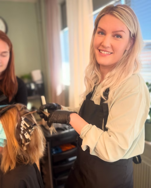 Säg HEJ till Maja! 👋
Hon håller på att utbilda sig till frisör och gör nu sin sista praktik hos oss. 
Maja erbjuder 30% på ordinarie behandlings pris ✨

Vill ni boka tid hos henne, ring oss på 0910-38700