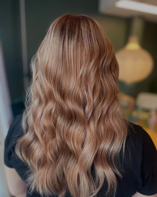 Nu gör vi så många fantastiska varma nyanser på salongen, så himla fint vad tycker ni ?💁🏻‍♂️🌼🌅 
#wellagoldenhour #wellasverige 

Frisör: Javid