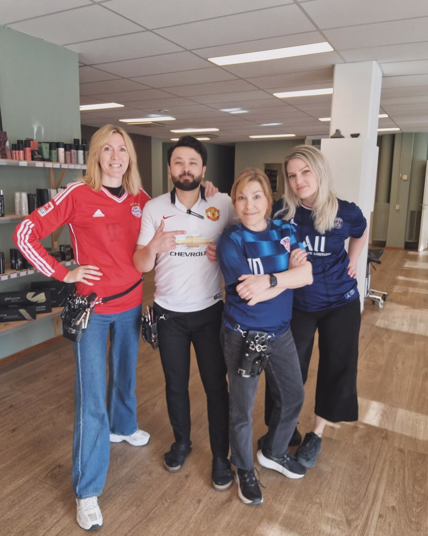 Klart att vi är me. ⚽️. #fotbollströjefredag @barncancerfonden ‌‌
Trevlig helg ❤️