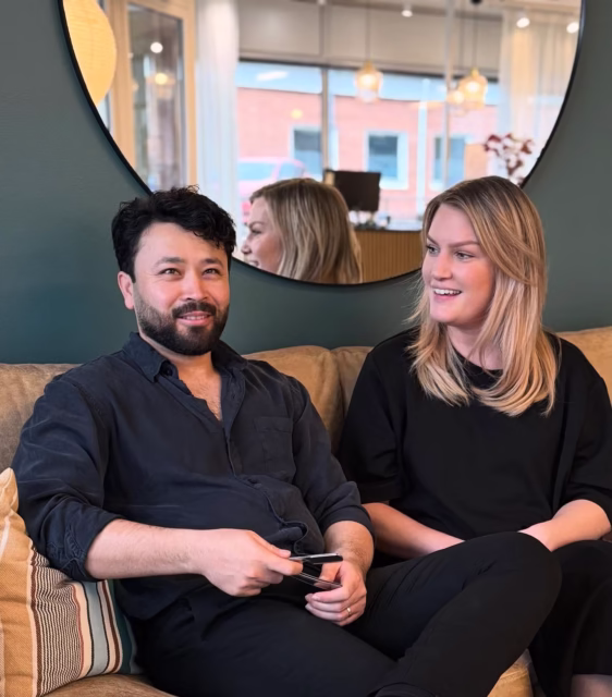 Hösterbjudande 🍁🍂

Behöver du och ditt hår livas upp i höstmörkret? Kanske har skägget blivit lite väl vildvuxet och behöver trimmas till? ✂️
Under hela November månad så har Javid och Maja riktiga toppen-deals du inte får missa! 🙌

Javids erbjudande 💥💥💥
Boka klippning+glossing hos Javid så bjuder han på glossingen, eller klippning+klassisk skäggklippning får du skäggklippningen på köpet! 
Skriv ERBJUDANDE i meddelande till oss när du gör bokningen så aktiveras rabatten.

Majas erbjudande 💥💥💥
Boka klippning+en valfri färgbehandling hos Maja och få klippningen helt gratis! Glöm inte att skriva ERBJUDANDE i meddelandet till oss när du gör bokningen för att aktivera rabatten! OBS! Gäller inte ”glossing” 

Viktigt!! Det går att boka redan nu, men för att du ska kunna ta del av erbjudandet måste behandlingen vara utförd under November månad, alltså 1-30/11. 

Boka enklast på webben: 
https://bokning.voady.se/attitydskelleftea

Eller ring oss på: 0910-38700