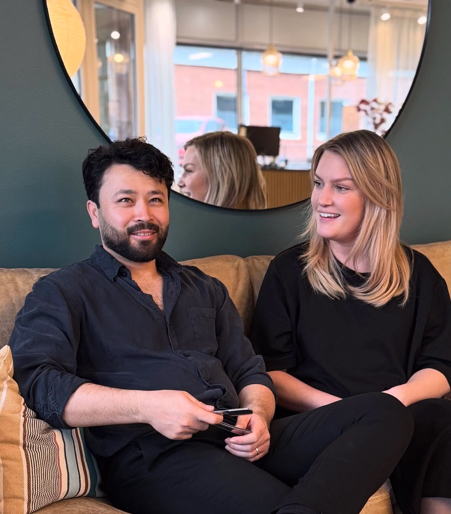 Hösterbjudande 🍁🍂

Behöver du och ditt hår livas upp i höstmörkret? Kanske har skägget blivit lite väl vildvuxet och behöver trimmas till? ✂️
Under hela November månad så har Javid och Maja riktiga toppen-deals du inte får missa! 🙌

Javids erbjudande 💥💥💥
Boka klippning+glossing hos Javid så bjuder han på glossingen, eller klippning+klassisk skäggklippning får du skäggklippningen på köpet! 
Skriv ERBJUDANDE i meddelande till oss när du gör bokningen så aktiveras rabatten.

Majas erbjudande 💥💥💥
Boka klippning+en valfri färgbehandling hos Maja och få klippningen helt gratis! Glöm inte att skriva ERBJUDANDE i meddelandet till oss när du gör bokningen för att aktivera rabatten! OBS! Gäller inte ”glossing” 

Viktigt!! Det går att boka redan nu, men för att du ska kunna ta del av erbjudandet måste behandlingen vara utförd under November månad, alltså 1-30/11. 

Boka enklast på webben: 
https://bokning.voady.se/attitydskelleftea

Eller ring oss på: 0910-38700