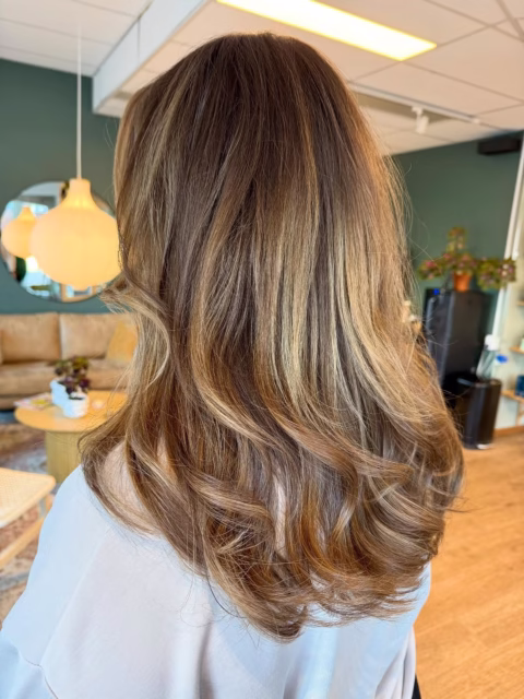 Happy fredag! 🎉 🫶
Vi firar ännu en grym vecka på salongen med en massa härliga färgningar ✨

Här är en av dem, en f.d blondin som ville bli mörkare och då fick det bli en härligt varmbrun ton med ljusa guld/beiga skiftningar 🤎🤎🤎

Frisör: Elin