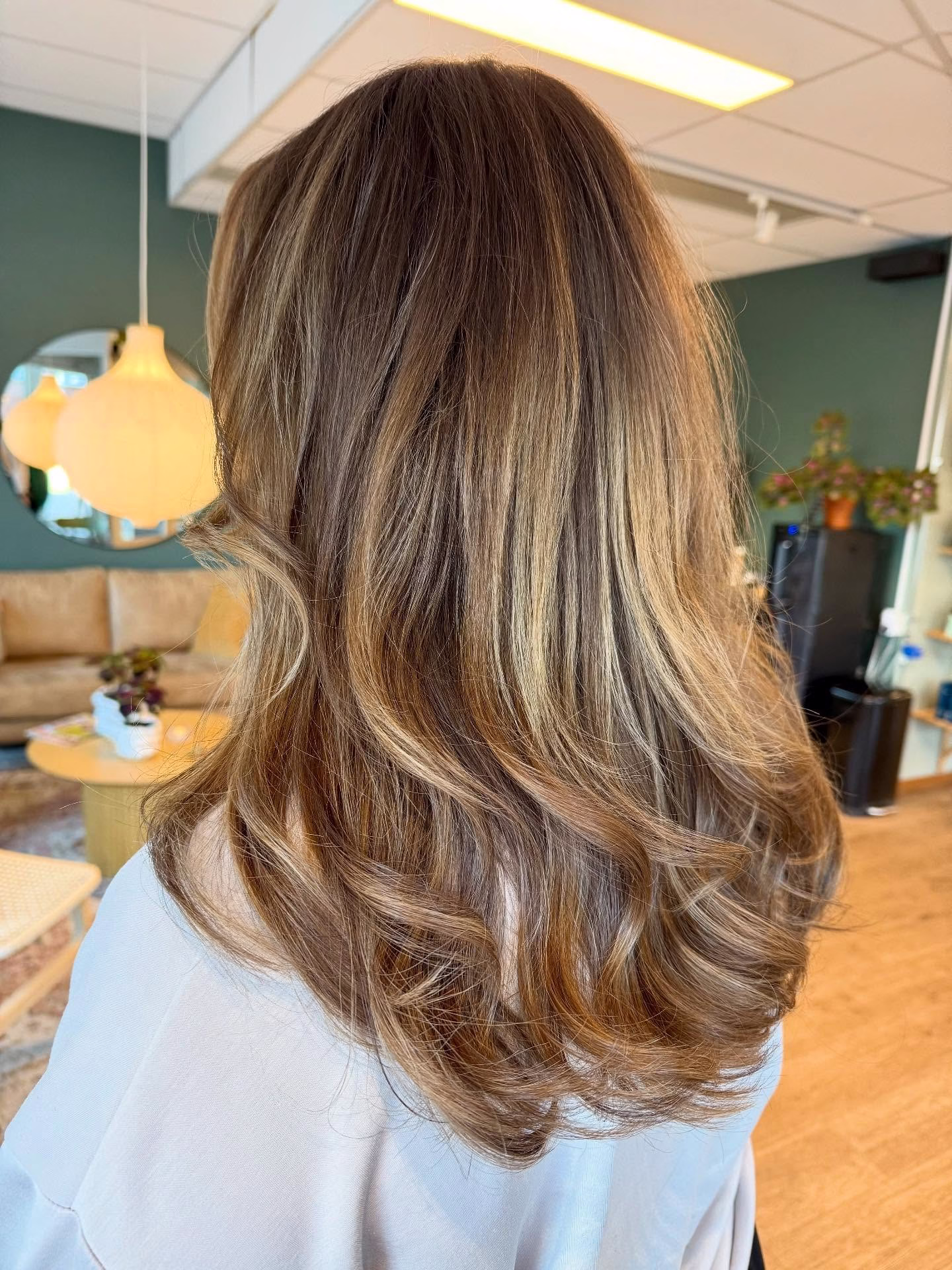 Happy fredag! 🎉 🫶
Vi firar ännu en grym vecka på salongen med en massa härliga färgningar ✨

Här är en av dem, en f.d blondin som ville bli mörkare och då fick det bli en härligt varmbrun ton med ljusa guld/beiga skiftningar 🤎🤎🤎

Frisör: Elin